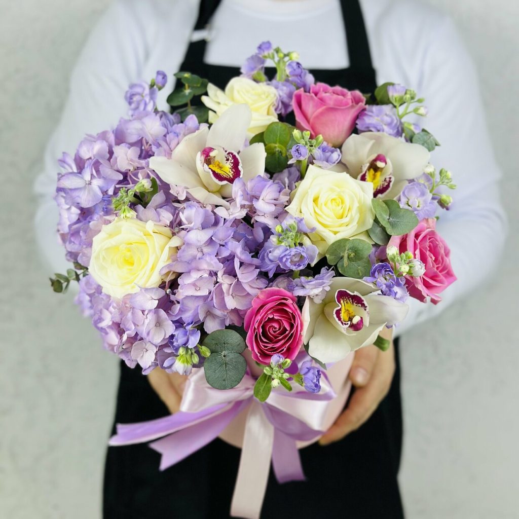 aranjament floral cu orhidee alba si hortensie mov