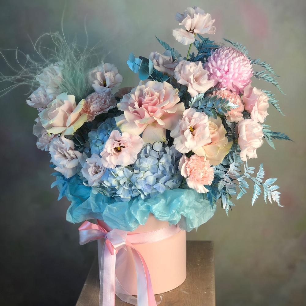 aranajment floral din hortensie blue si trandafiri roz