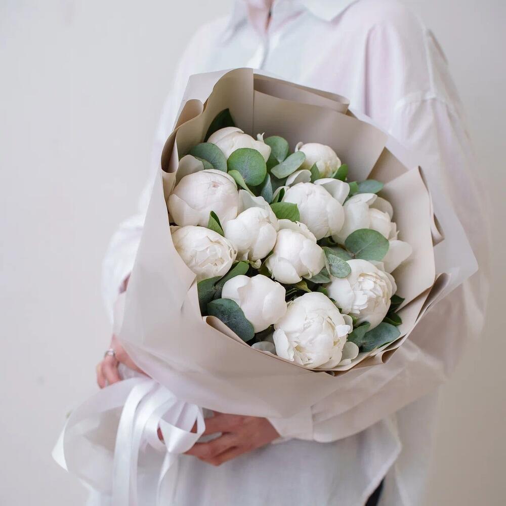 buchet cu flori de primavara din 11 bujori albi