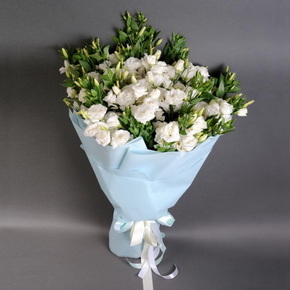 buchet din 15 eustome albe