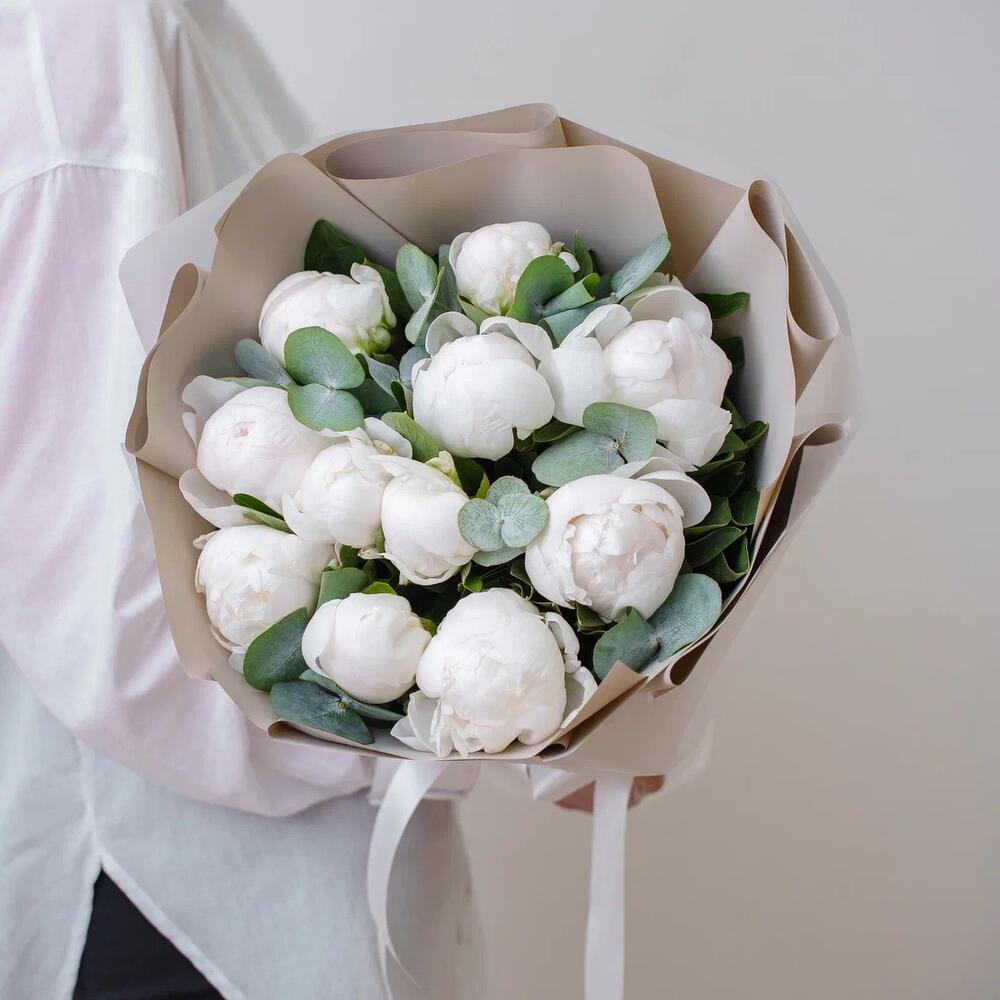 buchet din flori de primavara din 11 bujori albi