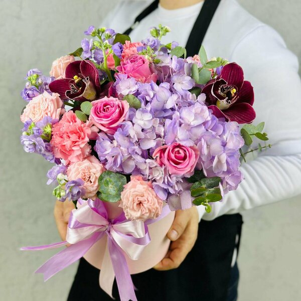 aranjament floral cu flori mixte in nuante de roz si mov