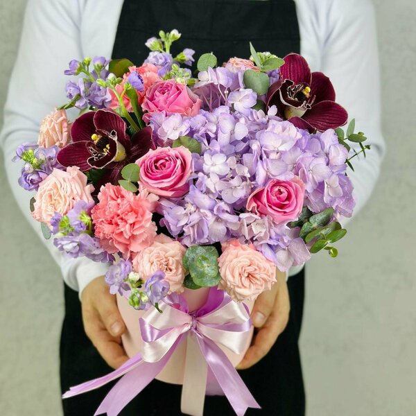 aranjament floral in cutie cu flori mixte in nuante de roz mov