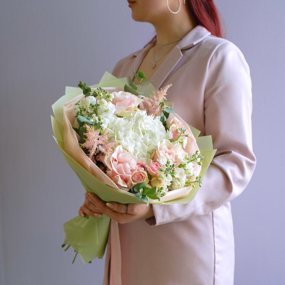 buchet flori cu hortensie alba si trandafiri roz pal
