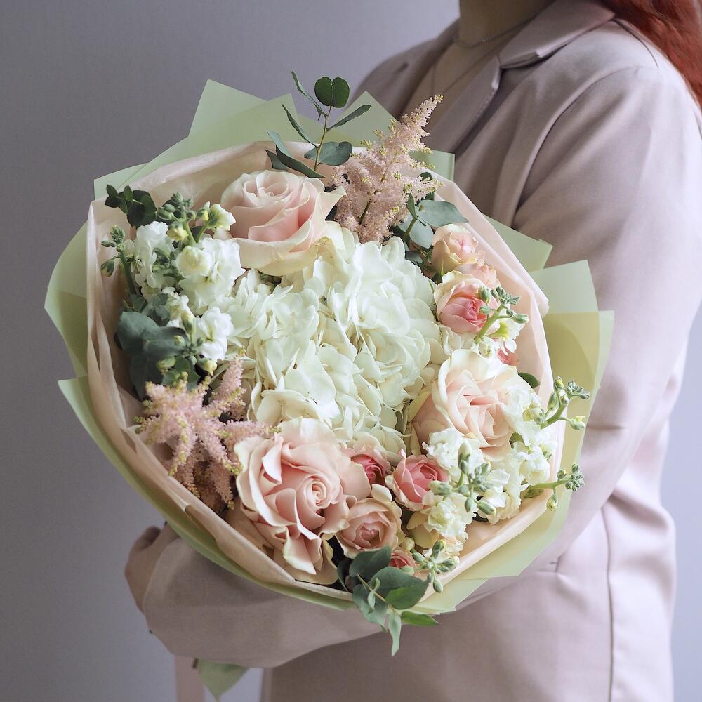 buchet flori cu hortensie alba si trandafiri roz pal