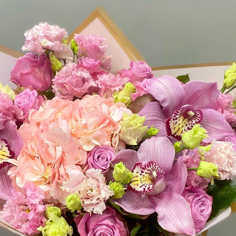 buchet flori cu hortensie roz si trandafiri mov