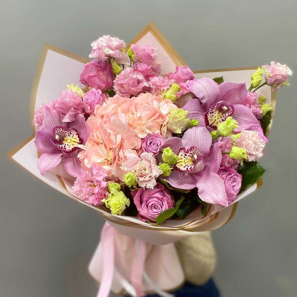 buchet flori cu hortensie roz si trandafiri mov