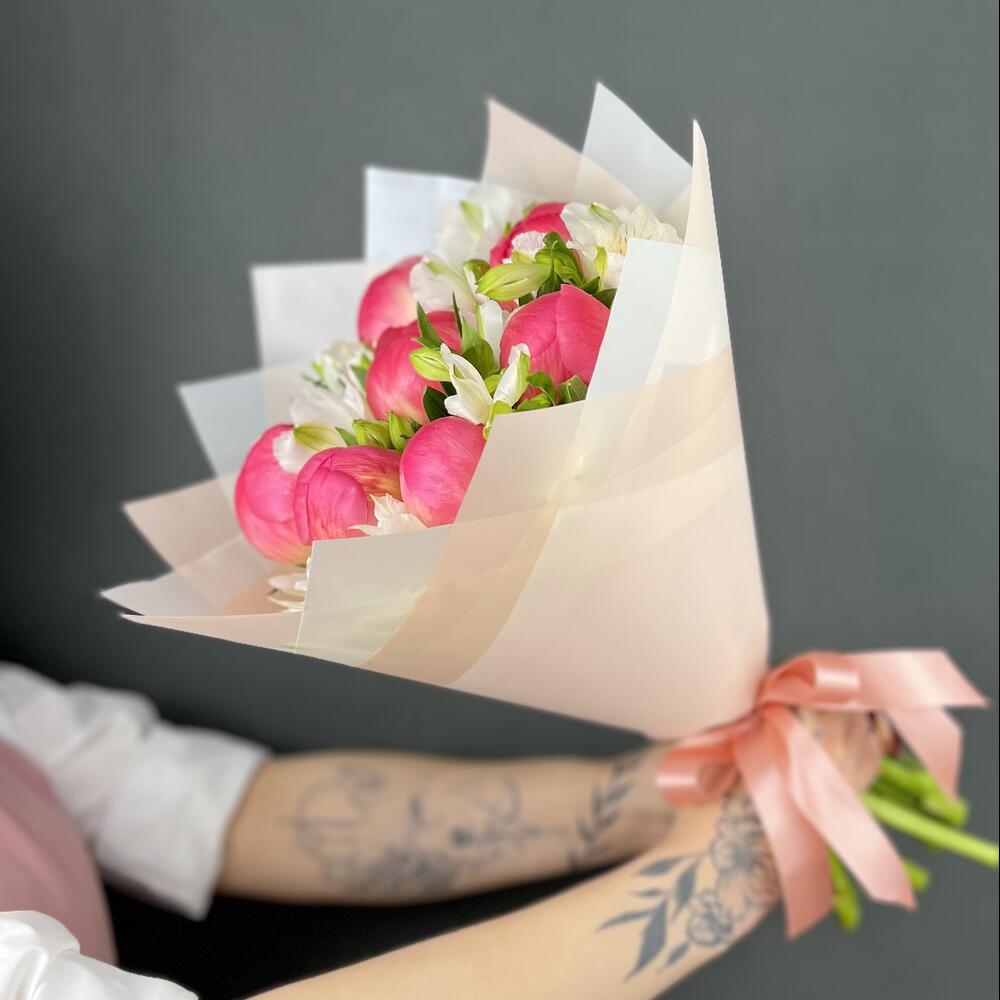 buchet din bujori roz si alistromerie alba