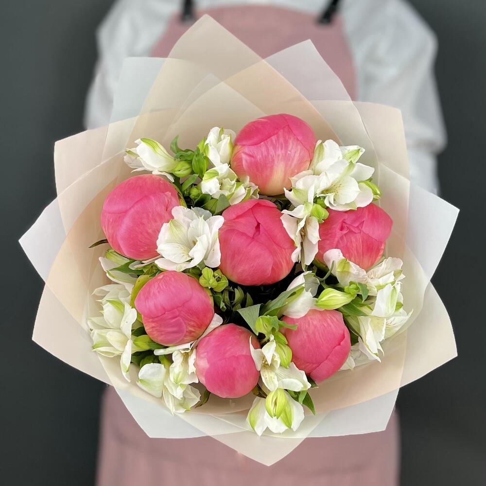 buchet din bujori roz si alistromerie alba