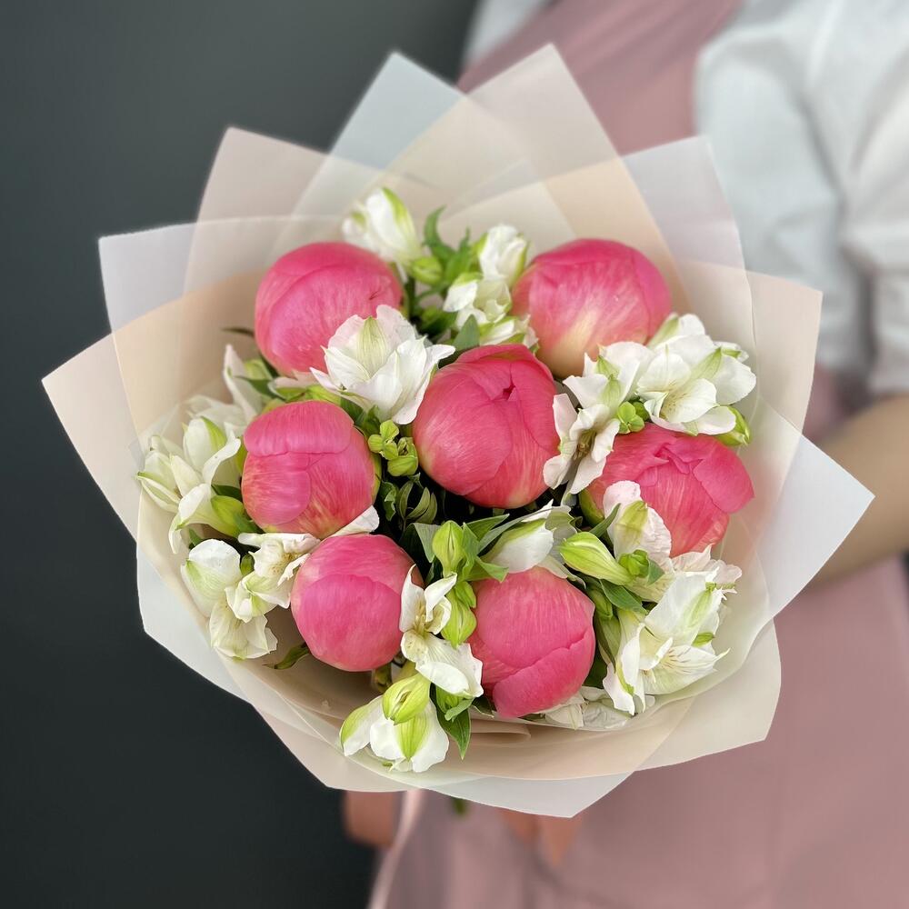 buchet din bujori roz si alistromerie alba