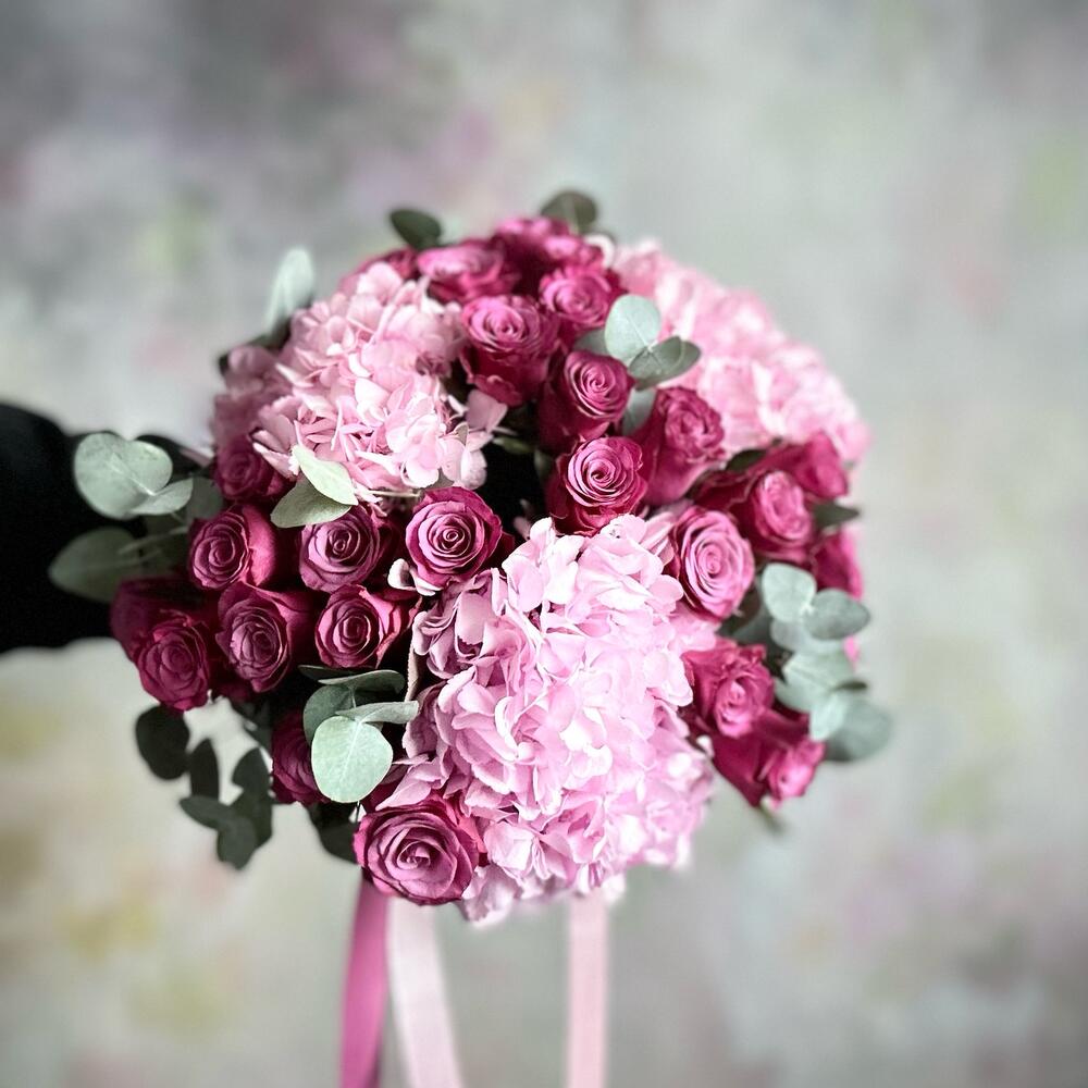 buchet flori din hortensie roz si trandafiri mov