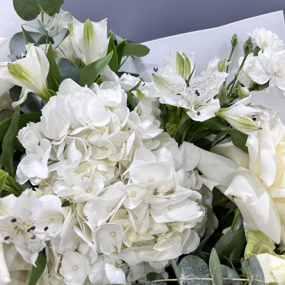Buchet de Flori Albe cu Hortensie și Trandafiri Eleganță Florală