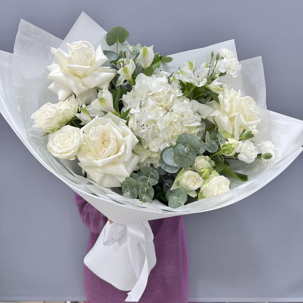Buchet de Flori Albe cu Hortensie și Trandafiri Eleganță Florală