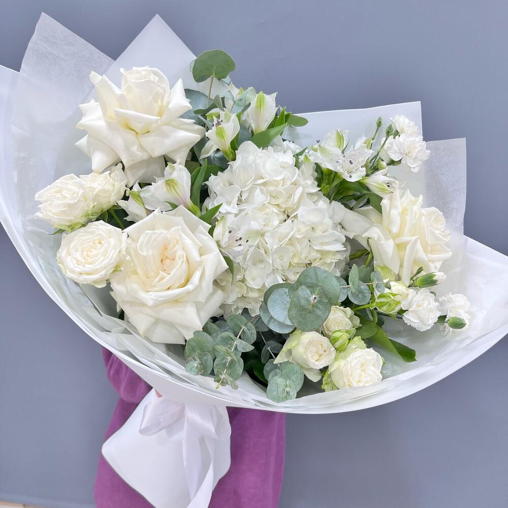 Buchet de Flori Albe cu Hortensie și Trandafiri Eleganță Florală