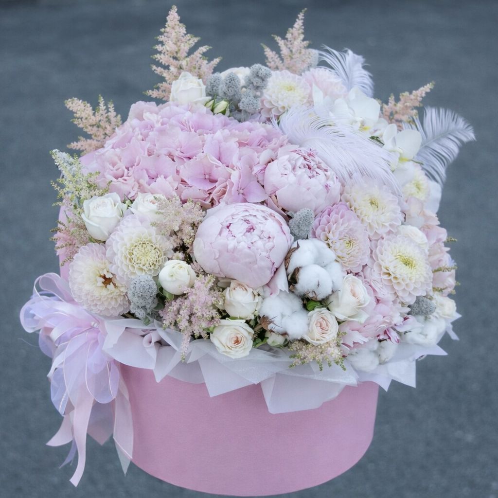 Cutie florală pastel cu hortensie și bujor