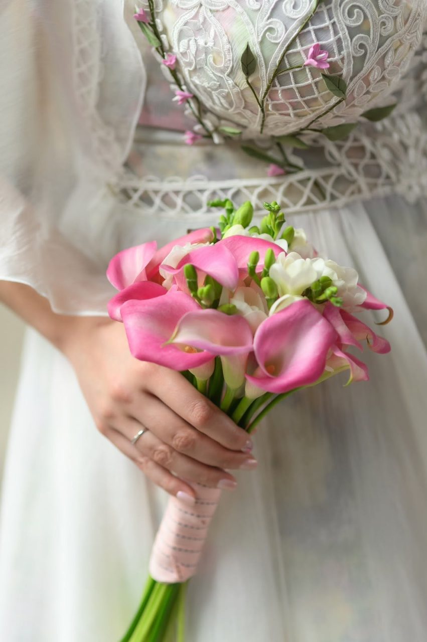 Buchet Mireasă Elegant cu Cale Roz și Frezii Albe