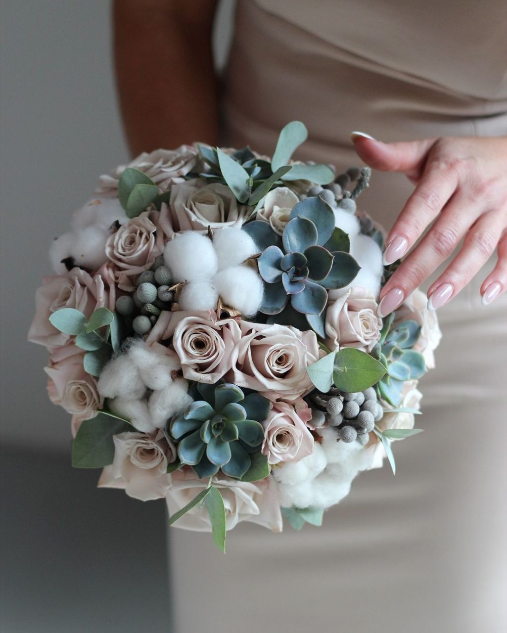 Buchet Mireasă Elegant cu Trandafiri Nude și Bumbac