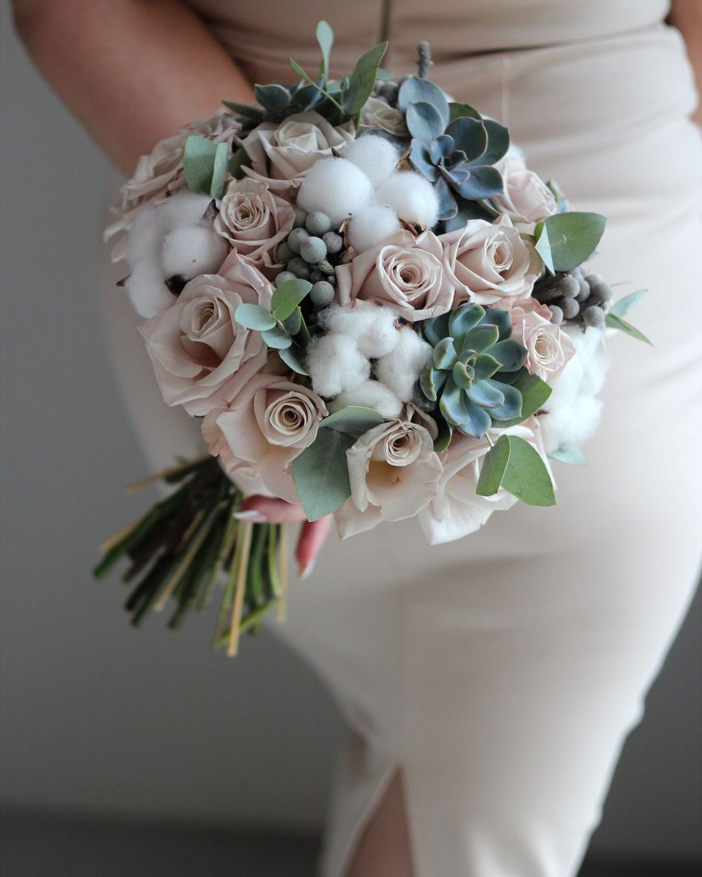 Buchet Mireasă Elegant cu Trandafiri Nude și Bumbac