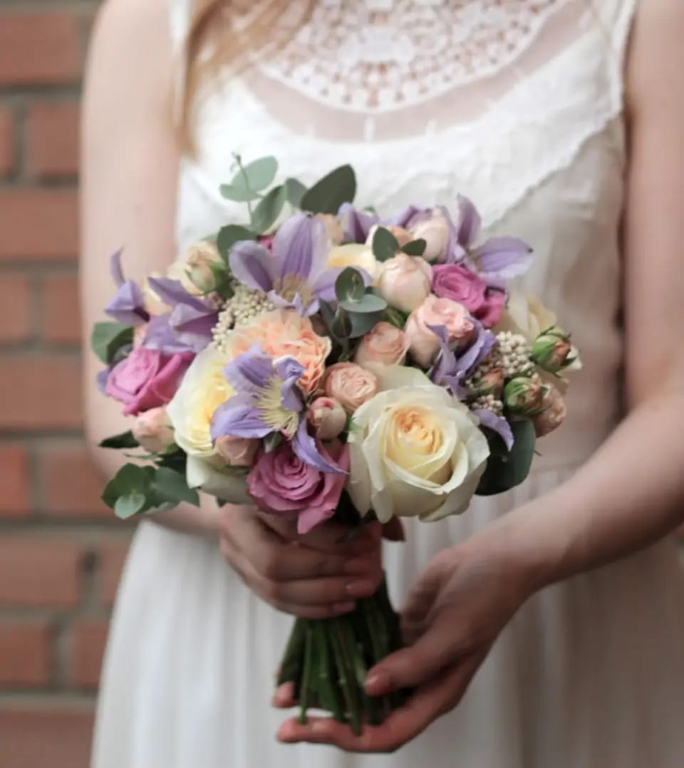 Buchet Mireasă Elegant în Nuanțe de Roz, Alb și Lila