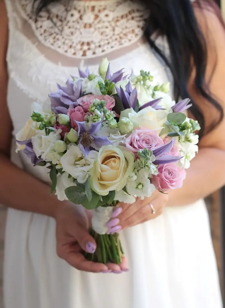 Buchet Mireasă Elegant în Nuanțe de Roz, Alb și Lila
